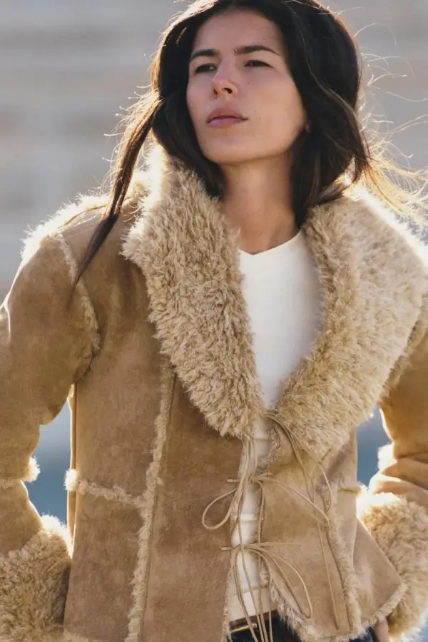 Товар JACKE IN VELOURSLEDEROPTIK MIT FELLIMITAT из интернет-магазина zara.com