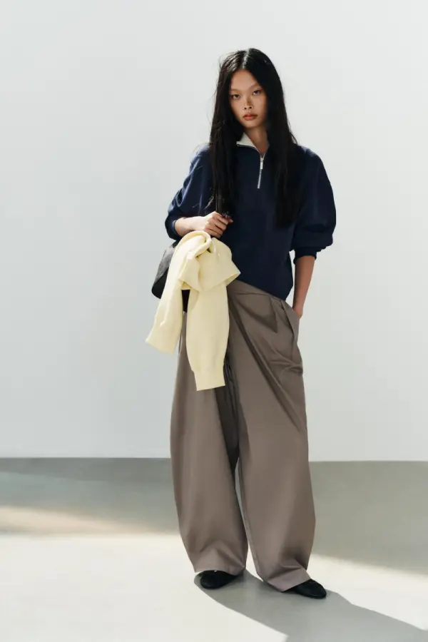 HOSE MIT ZIERFALTEN UND ASYMMETRISCHEM BUND - фото товара