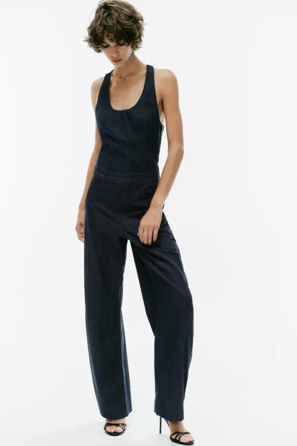LANGER JUMPSUIT IN DENIM-OPTIK MIT UeBERKREUZTEN TRAeGERN - фото товара