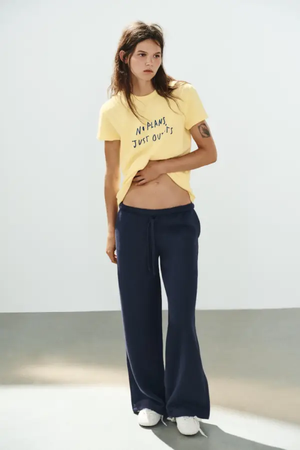 GELBES T-SHIRT MIT TEXT-PRINT - фото товара