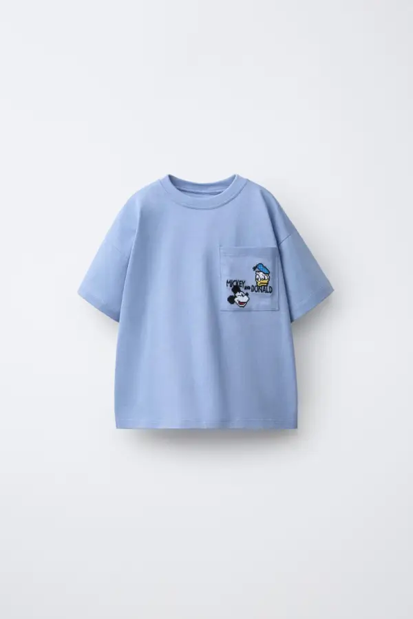 T-SHIRT MIT GESTICKTER MICKY MAUS UND DONALD DUCK TASCHE © DISNEY - фото товара