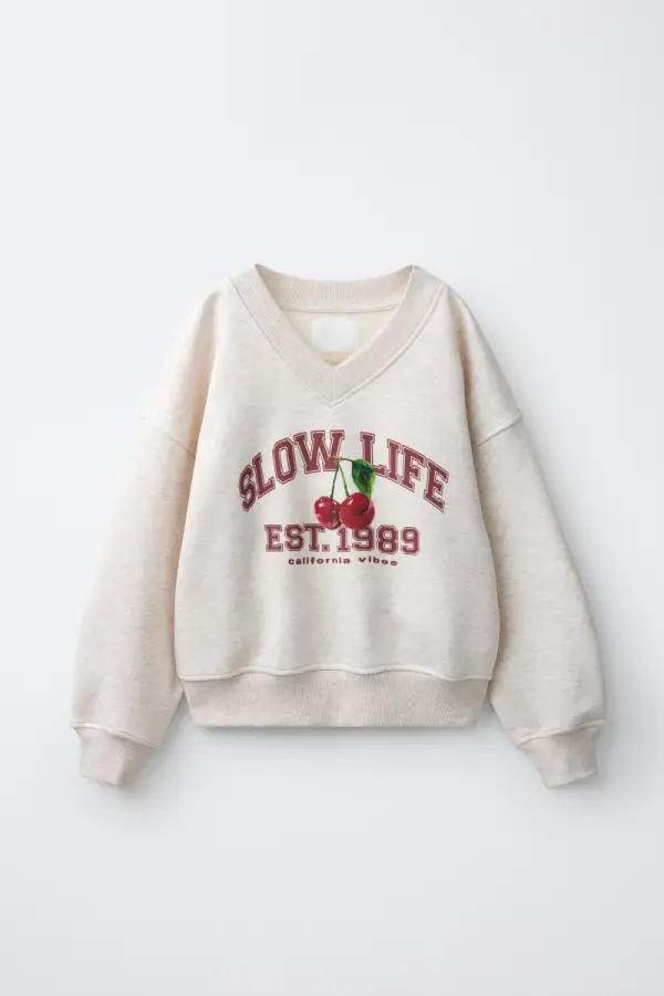 SWEATSHIRT MIT V-AUSSCHNITT UND KIRSCHEN - фото товара