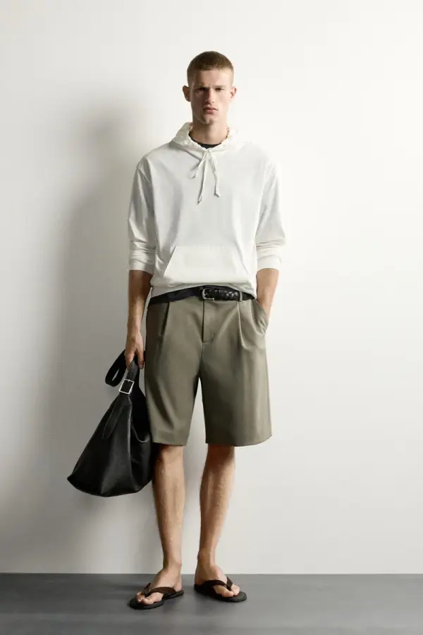 LEICHTER KAPUZENPULLOVER MIT MATERIALKOMBINATION - фото товара