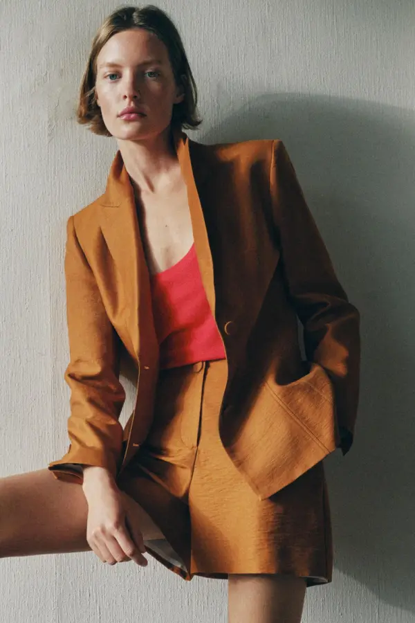 BLAZER AUS LEINEN MIT BEZOGENEN KNOePFEN - Каталогеру: заказать в России с доставкой из Европы