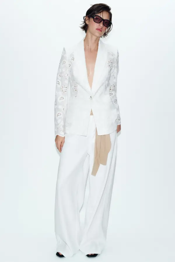 TAILLIERTER BLAZER MIT SCHULTERPOLSTERN UND PERFORIERTER STICKEREI - фото товара