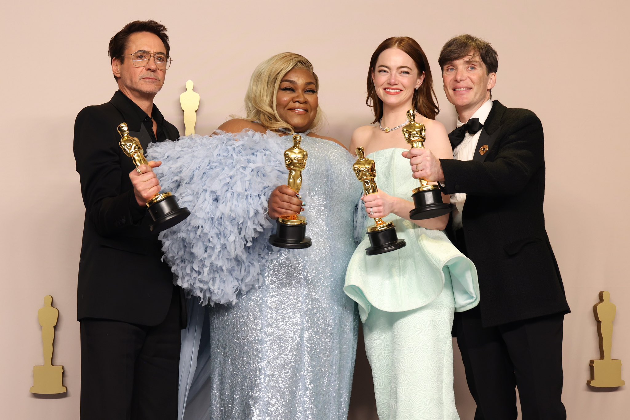 От красной ковровой дорожки до вашего гардероба: лучшие наряды на церемонии Оскар-2024 
