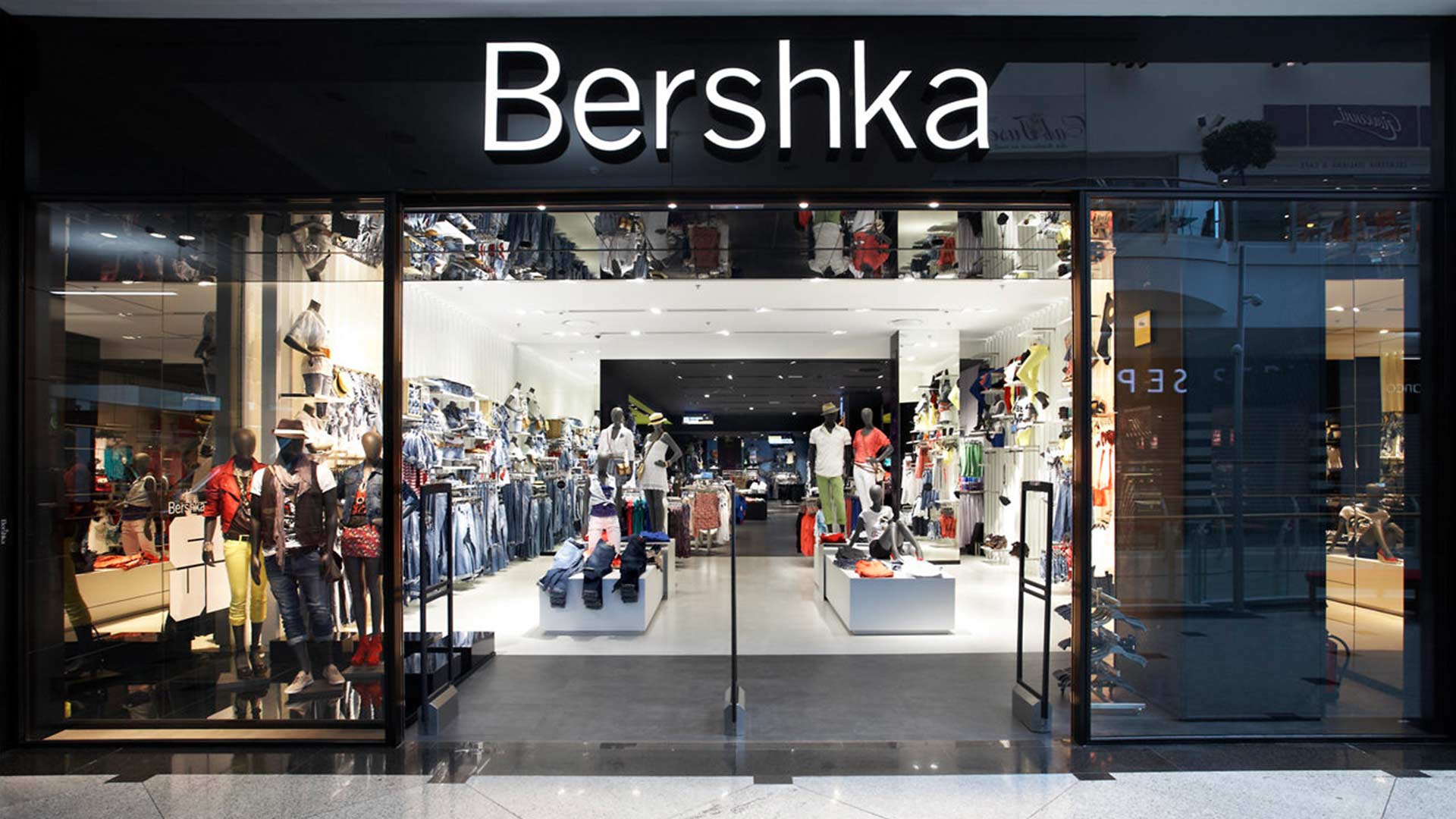 Знаменитый бренд масс-маркета Bershka теперь доступен для заказа в России через наш сервис доставки товаров из Европы — «Каталоги.ру»‎.
